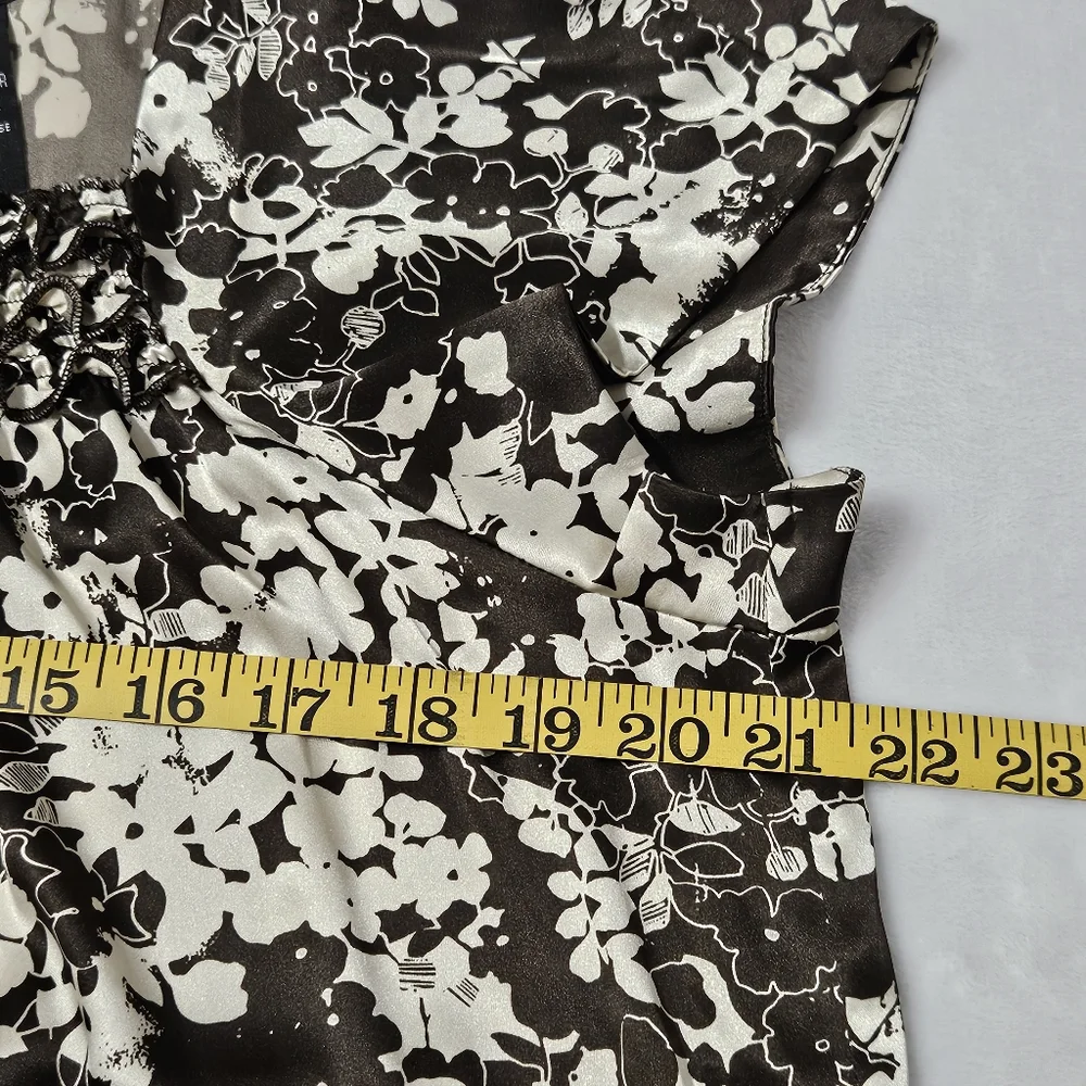 New York & Company satiny short cap sleeves top blouse with floral print Large - Picture 7 of 8